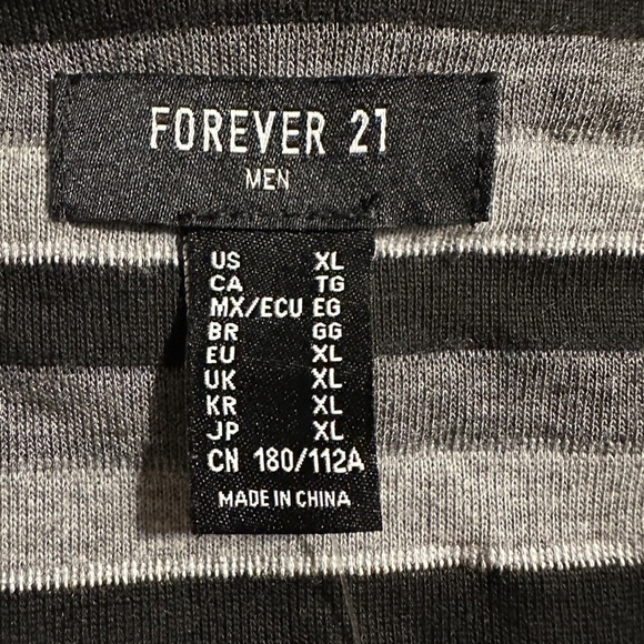 NWT - Forever 21 Men’s Short Sleeve Shirt. - Picture 3 of 8